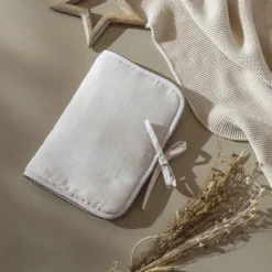 Carré Blanc Protège carnet de santé gaze de coton Bienvenue naturel|Enfant Accessoires|Nouveautés Bébénew